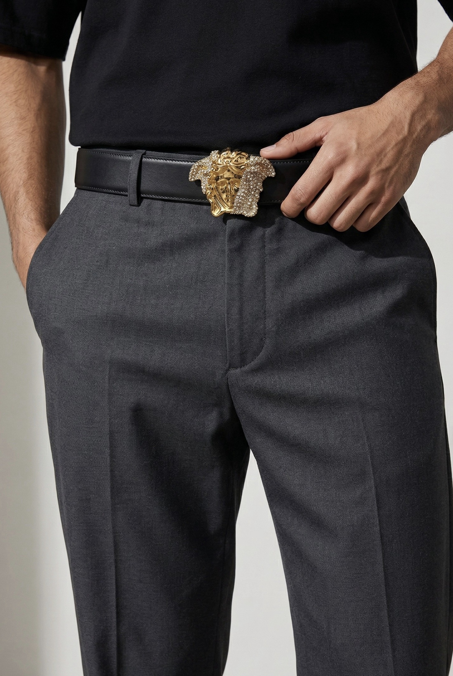 ceinture-medusa-en-cuir-noir-avec-cristaux
