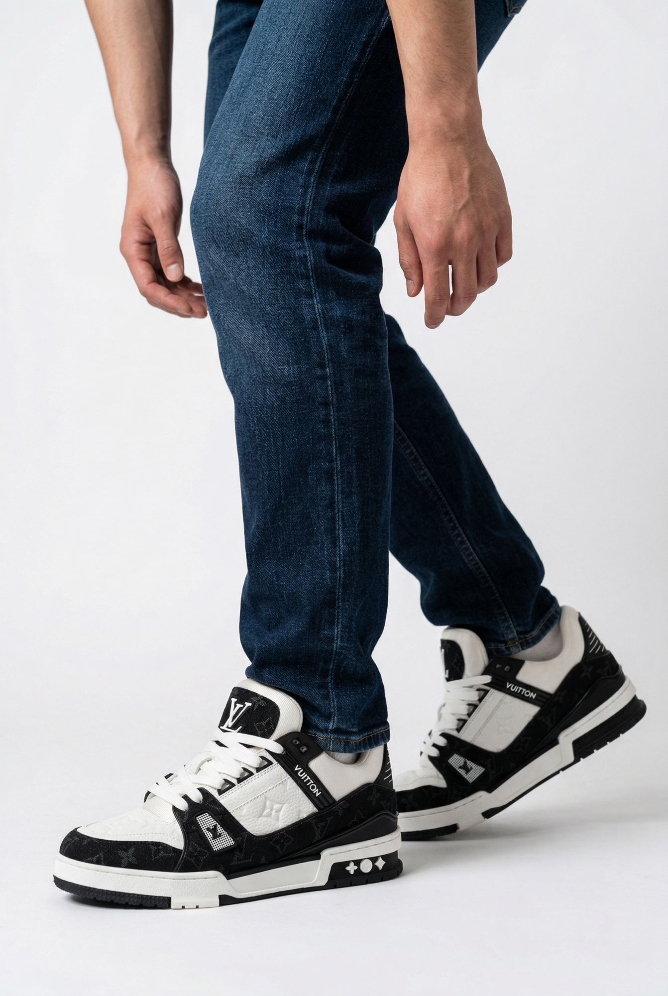 sneakers-lv-trainer-noires-et-blanches-louis-vuitton