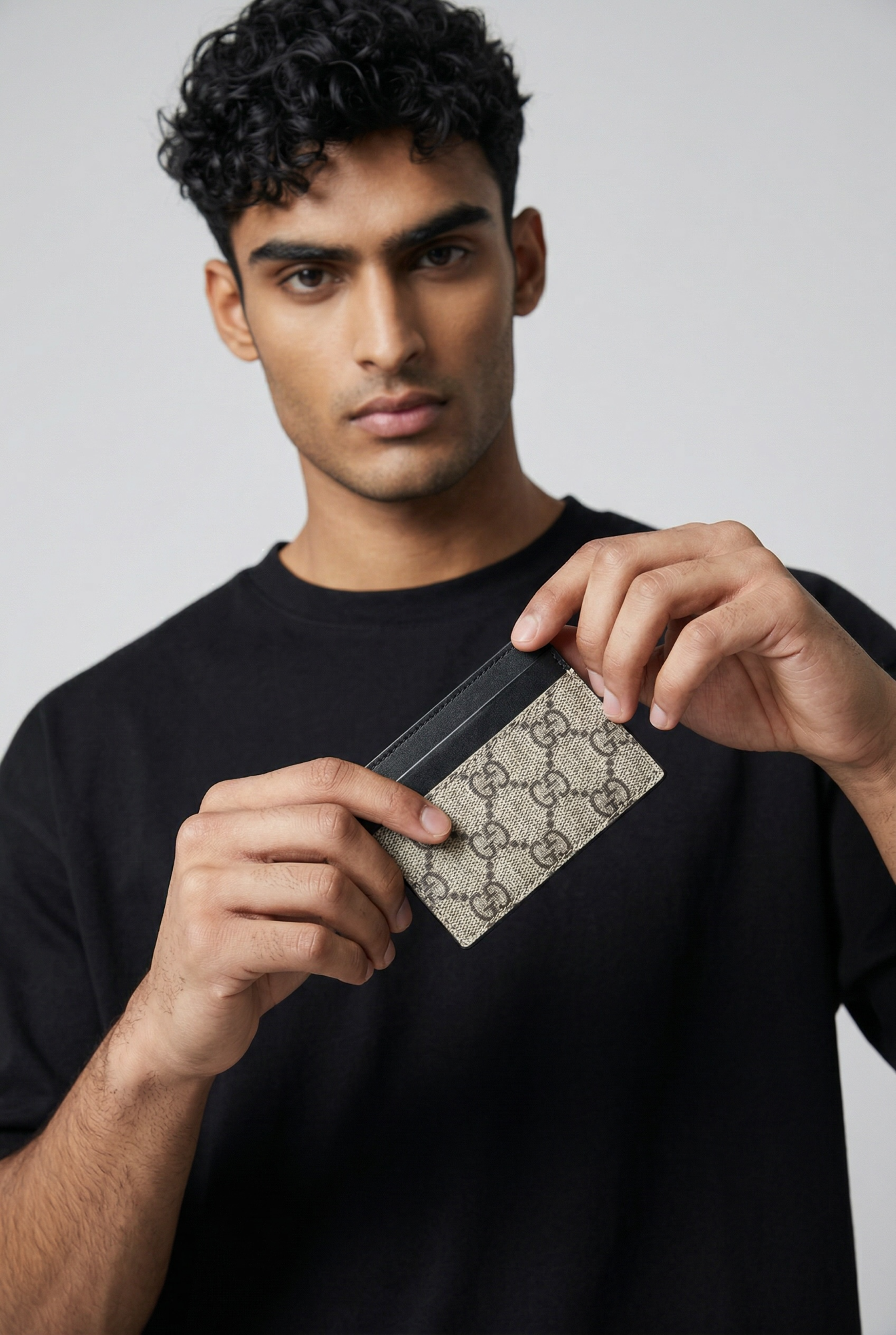 porte-cartes-en-toile-monogram-et-cuir-noir-gucci