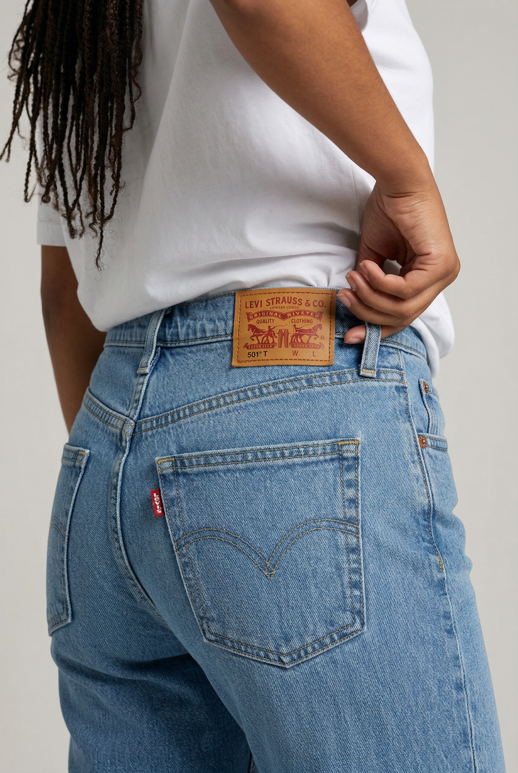 jean-levis-501-en-denim-bleu-coupe-droite